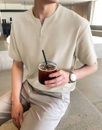 DAZY تي شيرت موحدة اللون ياقة مفتوح للرجال