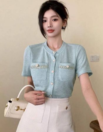 DAZY تي شيرت برقبة دائرية وأكمام قصيرة وزر إغلاق وجيب بقطع الألوان