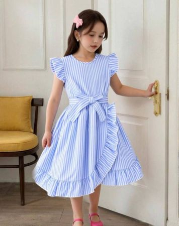 فستان فتاة مراهقة مزين بحزام وتصميم كشكش مخطط