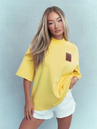 تي شيرت MISSGUIDED كبير الحجم بتفاصيل رقعة شعار العلامة التجارية وأكتاف منسدلة