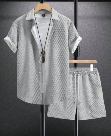 Manfinity Homme قميص رجالي قصير الأكمام بلون سادة وشورت قطعتين