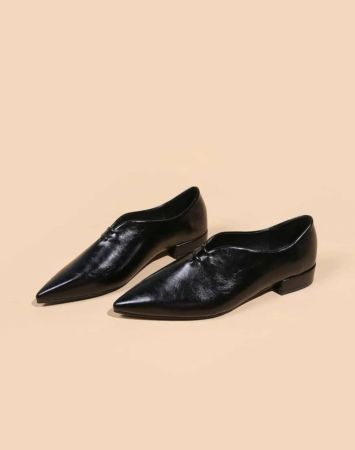 حذاء مسطح أنيق وبسيط للنساء بمقدمة مدببة