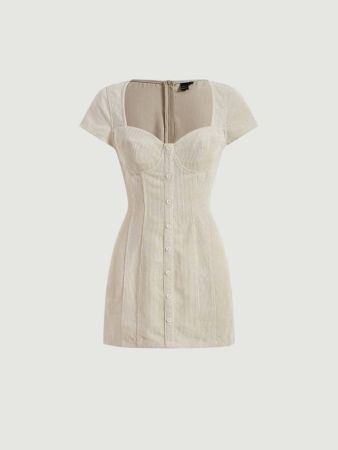 فستان شي إن مود بفتحة صدر على شكل قلب وأزرار أمامية