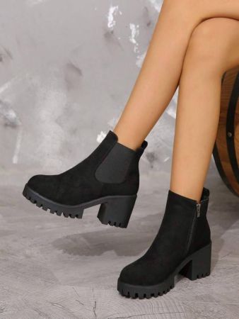 حذاء نسائي جديد، أسود، بتصميم بسيط، مناسب للربيع والخريف والشتاء، حذاء تشيلسي سميك بكعب سميك ومقدمة مستديرة وسحاب جانبي. حذاء قصير أنيق ومريح وعصري.