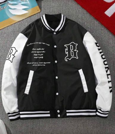 Manfinity Roghcode جاكيت بيسبول جامعية مزينة بشريط مخطط وشعار ملون، خريف