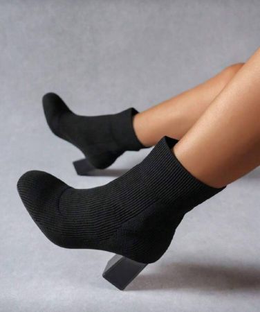 بوت نسائية موديل 2025 جديدة للخريف، بوت كاحل مصنوعة من الأقمشة المنسوجة المرنة، ذات رؤوس مدببة وكعب سميك عالي، بوت جوارب ضيقة ذات لون أسود بسيط مناسبة للحفلات