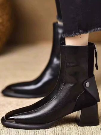 حذاء نسائي بعرض واسع وكعب سميك مع غطاء صناعي وإغلاق بسحاب - تصميم مستدير إلى مدبب بألوان البني، جزء علوي من الجلد الصناعي ونعل مبطن، لمسات بنية وذهبية - أحذية شتوية طويلة للأحداث الرسمية واليومية، مريحة ومتينة للاستخدام اليومي, أحذية كاحل للنساء,أحذية نسائية,أحذية للنساء,أحذية شتوية للنساء,أحذية نسائية