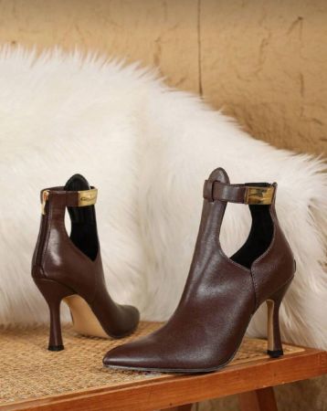 بوت كاحل ذات أصابع مدببة ذات ديكور معدني موضة خريف/شتاء 2025، سحاب جانبي كاجوال متعدد الاستخدامات، لون القهوة، تتناسب مع الفستان الأسود