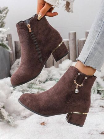 حذاء نسائي قصير باللون البني بكعب متوسط سميك وتصميم بسحاب وقلادة من الكريستال، مثالي للتنسيق مع فستان أسود، عصري وأنيق.