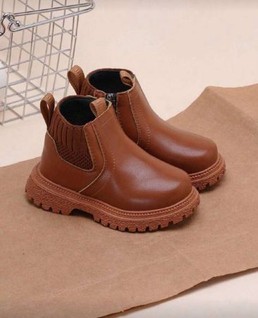 زوج من الأحذية القصيرة ذات الكعب الناعم غير الزلقة مناسبة للأطفال ذات أصابع مدورة، موديل كاجوال عصري، مناسبة للارتداء في الخارج في فصلي الخريف والشتاء