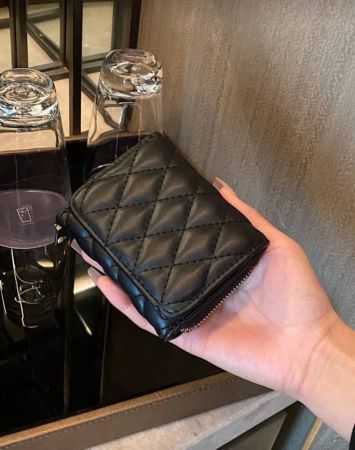 جلد بولي يوريثين أسود، تصميم أنيق وبسيط، خياطة شبكية ماسية، فتحات بطاقات متعددة، سعة كبيرة، قابلة للطي ثلاث مرات، محفظة نسائية محمولة للتنقل اليومي والتسوق ومقابلة الأصدقاء وفكرة هدية وحياة المكتب والسفر للنساء