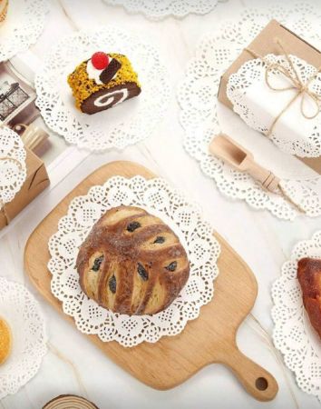 50 قطعة من الأوراق البيضاء المدورة المطرزة ، أوراق ورقية منسوجة لتزيين الطاولة أشكال زهرية، بطانات طاولة ورقية قابلة للتخلص منها لتزيين الأطعمة والكيك والحرف اليدوية وحفلات الزفاف وأواني المائدة