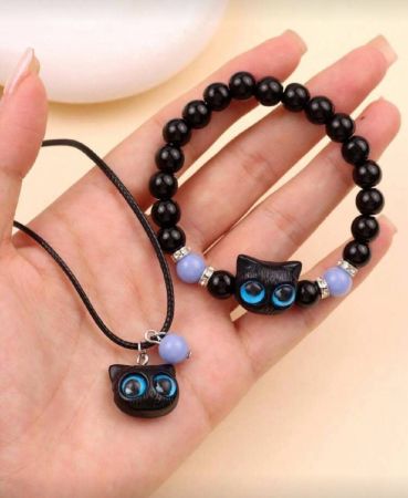 مجموعة مكونة من 2 قطعة من المجوهرات الأنيقة والجميلة بتصميم بسيط، سوار وقلادة بشكل قطة سوداء تضيء في الظلام، مناسبة للارتداء اليومي والمناسبات والأعياد