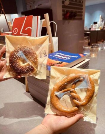 55 قطعة أكياس خبز ذاتية اللصق لتغليف التوست والحلويات والوجبات والكعك، أكياس محكمة الإغلاق مثالية لتخزين الخبز والكرواسون والبسكويت والكعك والكثير أكثر! مستلزمات مطبخ المطاعم (نمط عشوائي)