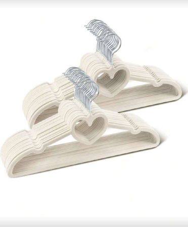 عبوة من 5 قطع شماعات قلب مخملية. شماعات مخملية موفرة للمساحة، شماعات قلب مخملية على الطراز الياباني، لا تنزلق، خالية من الغرز، شماعات تخزين منزلية بشكل فراشة جميلة. تتميز هذه الشماعات القلبية الجذابة بخطافات دوارة بزاوية 360 درجة، وهي قوية ومتينة، ومناسبة للمعاطف والبناطيل والقمصان والبدل والديكورات الخزانة (بيج).