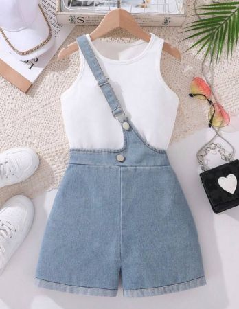 طقم مكون من قطعتين من SHEIN Tween Girl Solid Color Vest Top مع Oversuits Denim Shorts لفصل الصيف